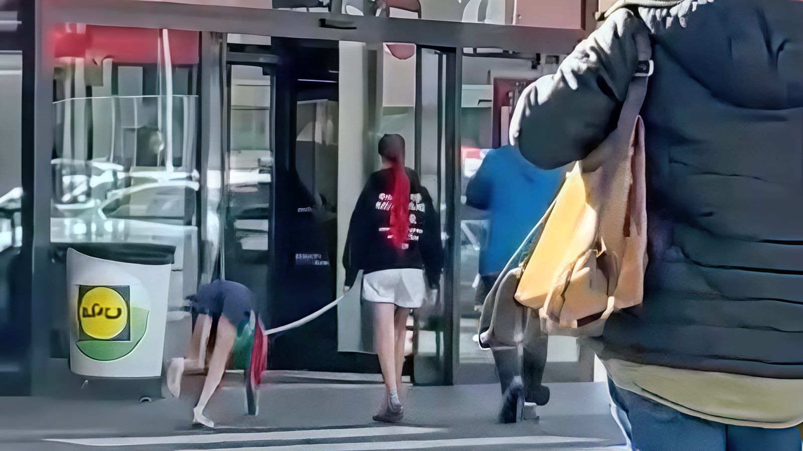 Joven desplazándose a cuatro patas en el acceso a un supermercado, en Huércal de Almería, en un vídeo difundido en Instagram y vinculado en redes con la tendencia “therian”.