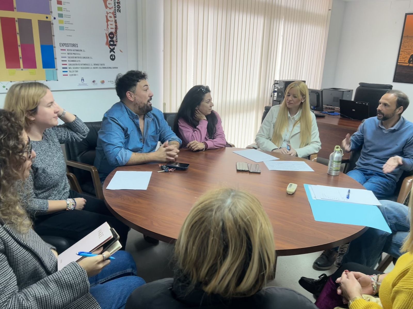 Reunión de Víctor Mora y Miriam Pérez con los diseñadores.