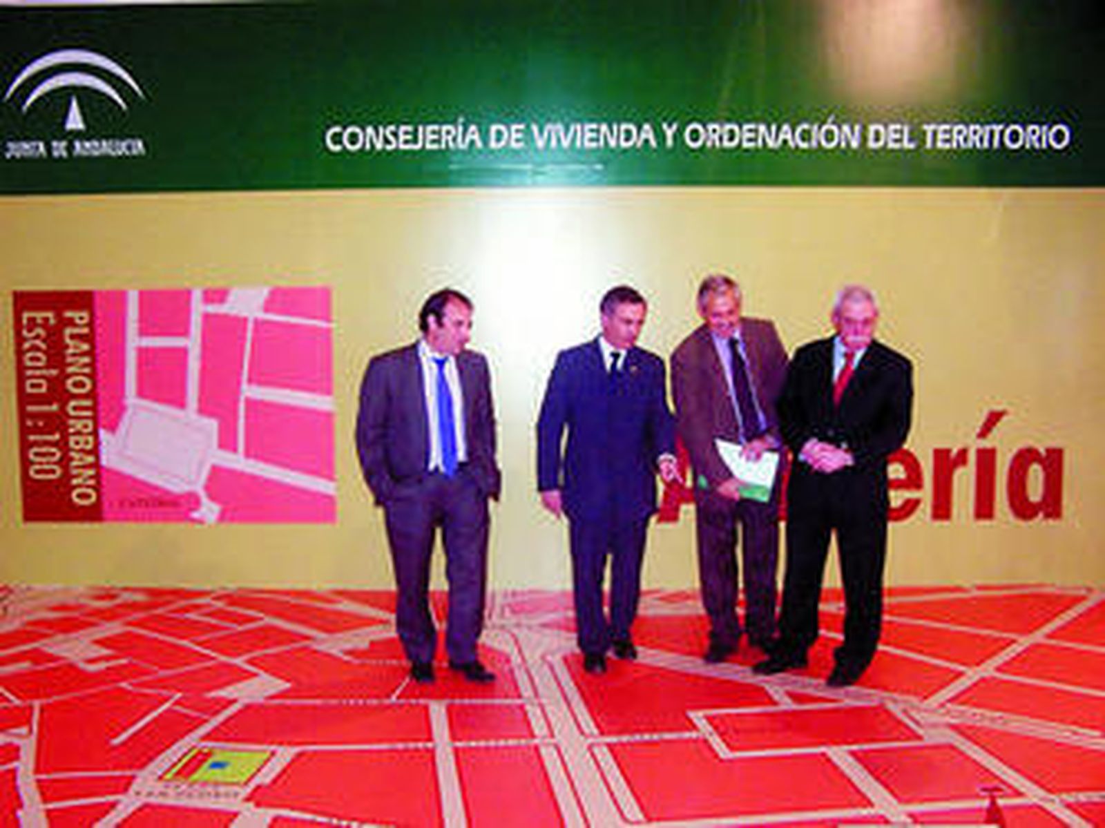 El presidente de la Diputación junto a Luis Caparrós, entre otros.