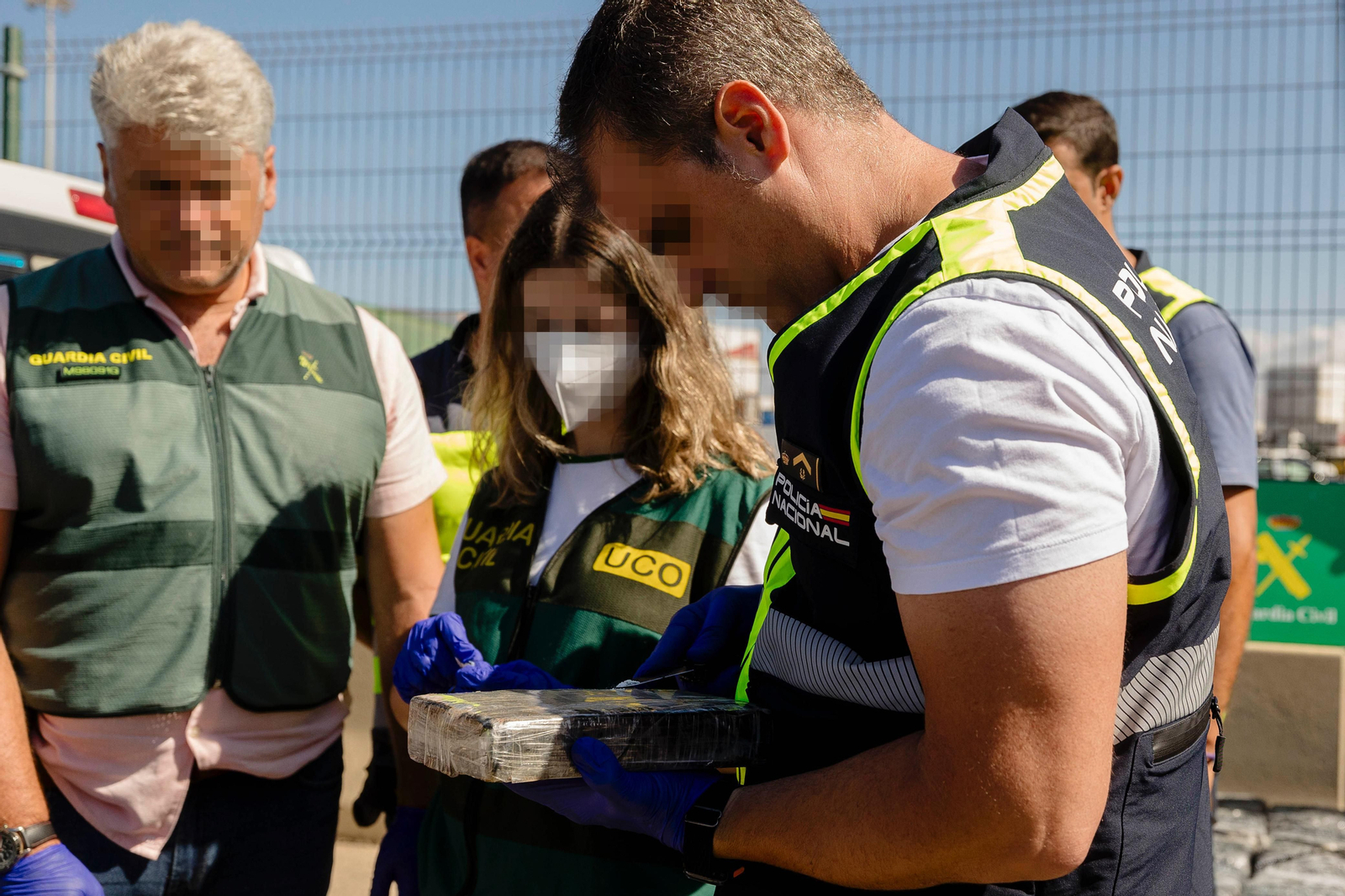 Imágenes de la descarga en el puerto de Cádiz de la cocaína intervenida en el narcosubmarino