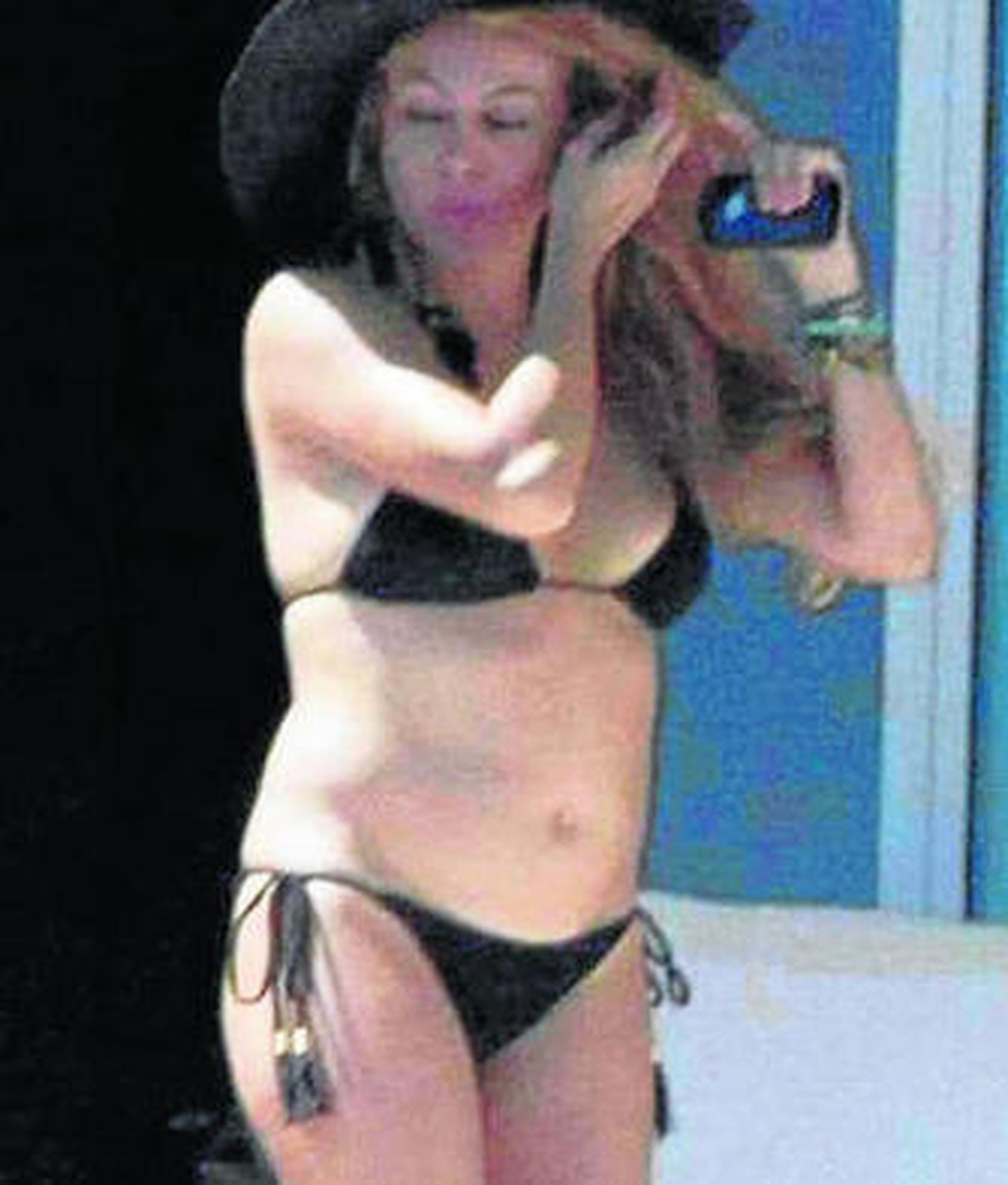 Paulina ha teñido hace poco su rubia melena de un tono rojo intenso.