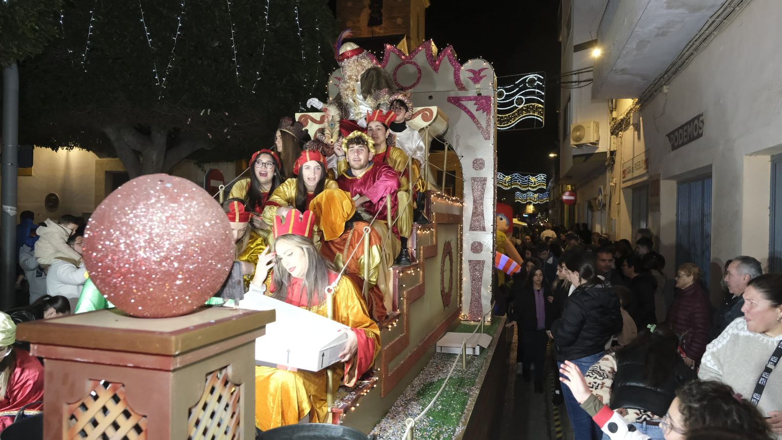 Imágenes de la cabalgata de Huércal de Almería: miles de personas reciben a los Reyes Magos