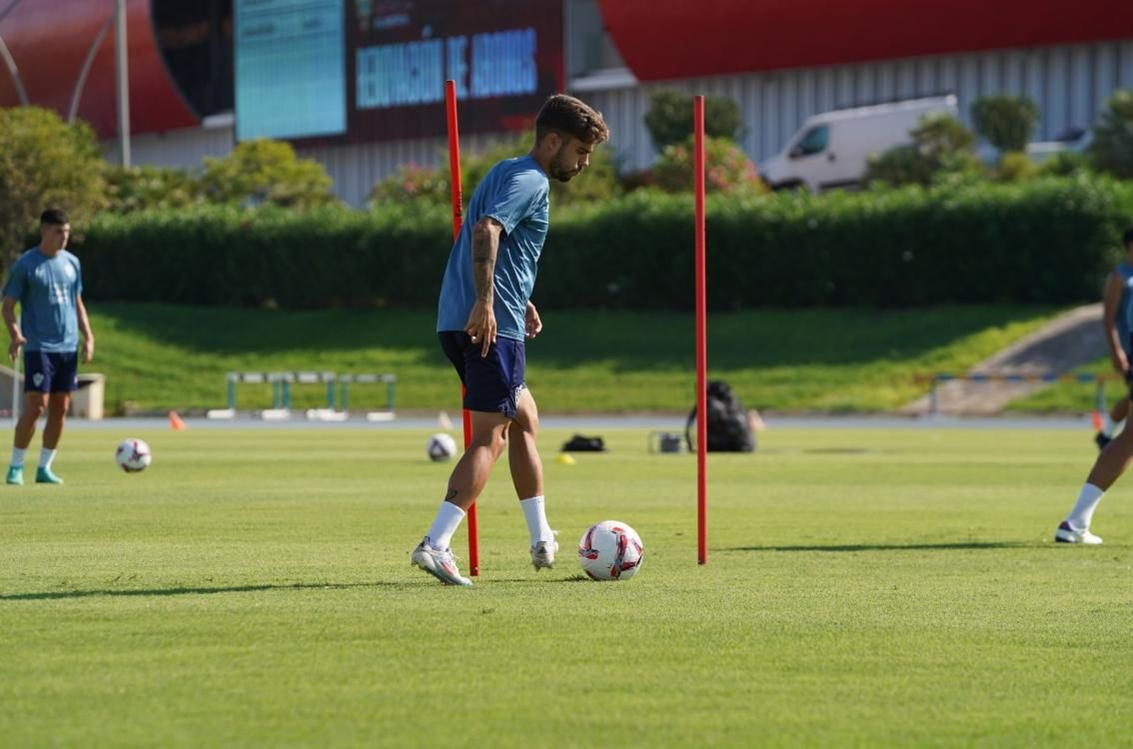 El lateral sevillano controla un esférico en la sesión matinal de este lunes. El lateral sevillano controla un esférico en la sesión matinal de este lunes.