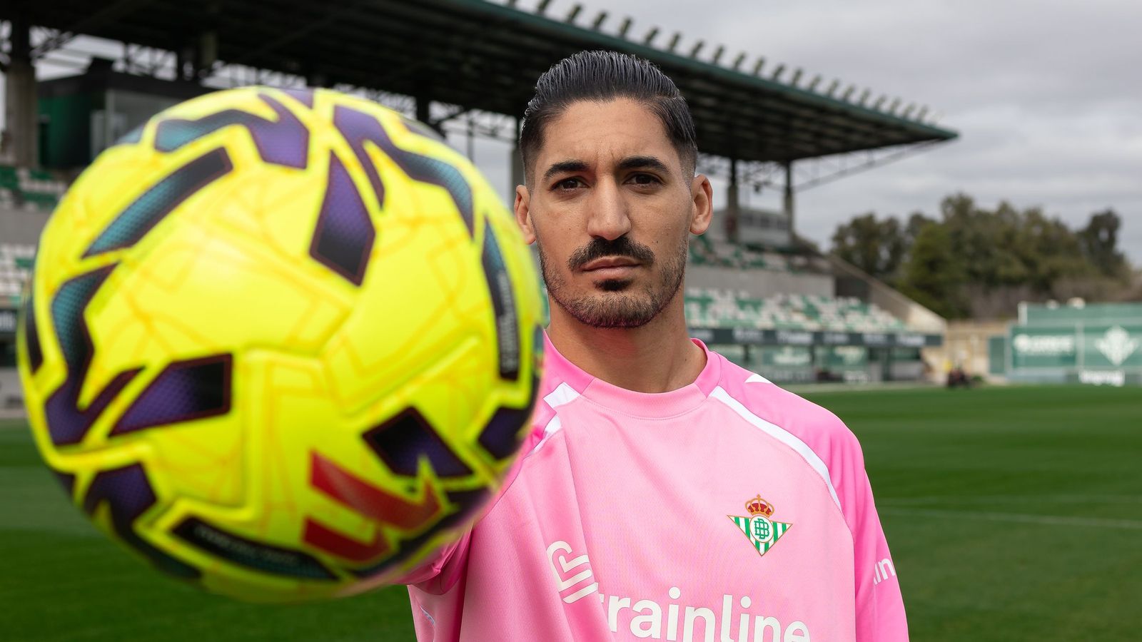 Álvaro Valles posa con un balón en una de las porterías del campo principal de la Ciudad Deportiva Luis del Sol.