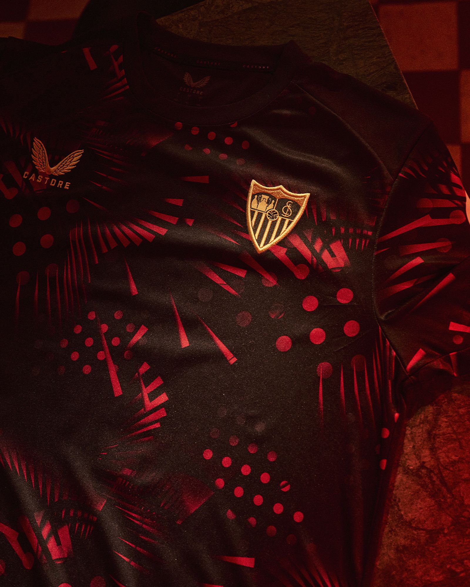 Detalle de la original camiseta negra de la tercera equipación sevillista.