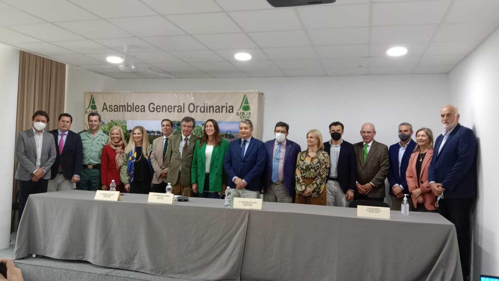 Miembros de la junta directiva de Asaja-Cádiz y autoridades invitadas a la asamblea electoral.