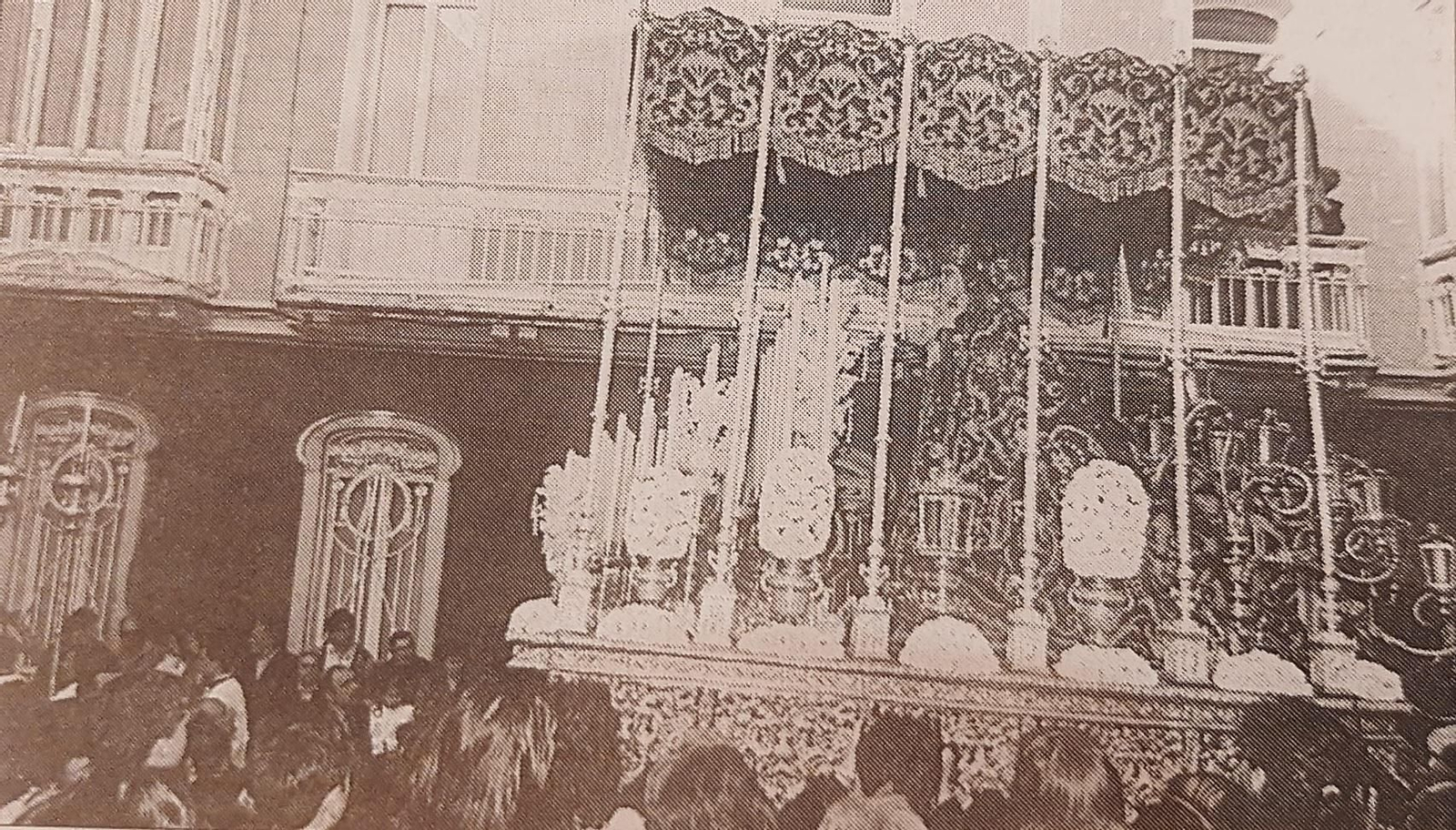 La Virgen de la Luz, tras salir del Oratorio en la Semana Santa de 1996.