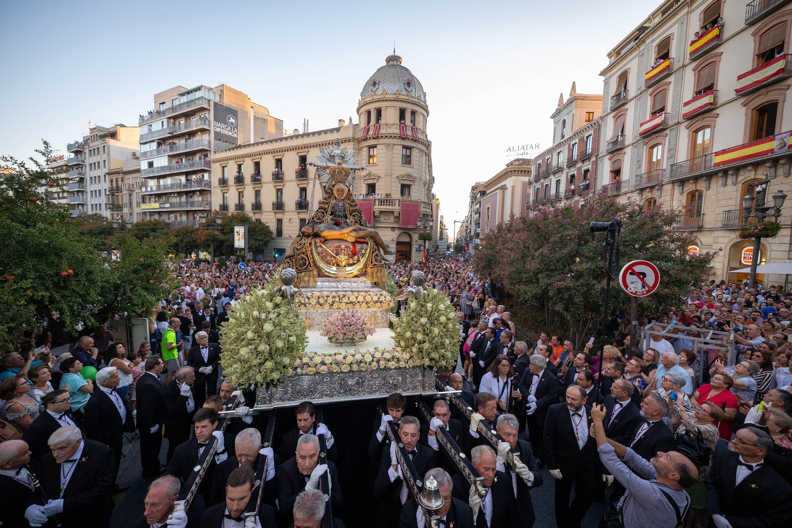 Fotos: así ha sido la procesión de la Virgen de las Angustias de Granada