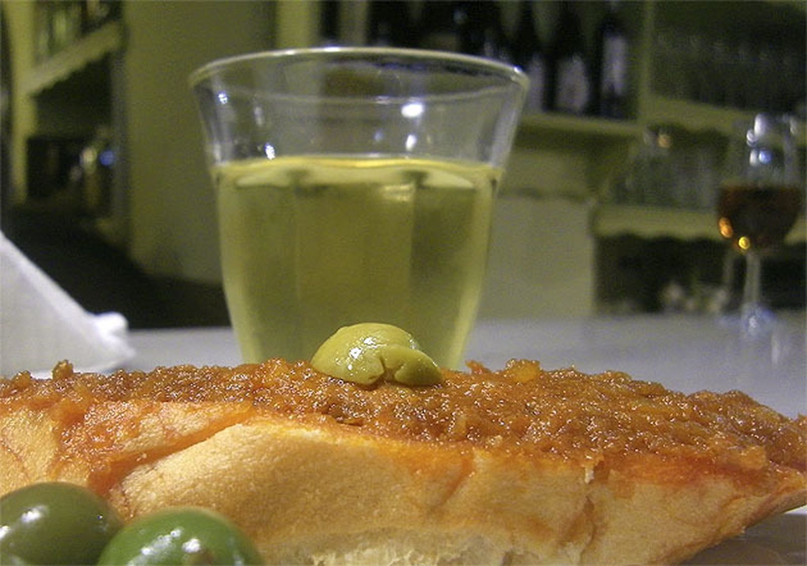 Mosto en la taberna La Sorpresa