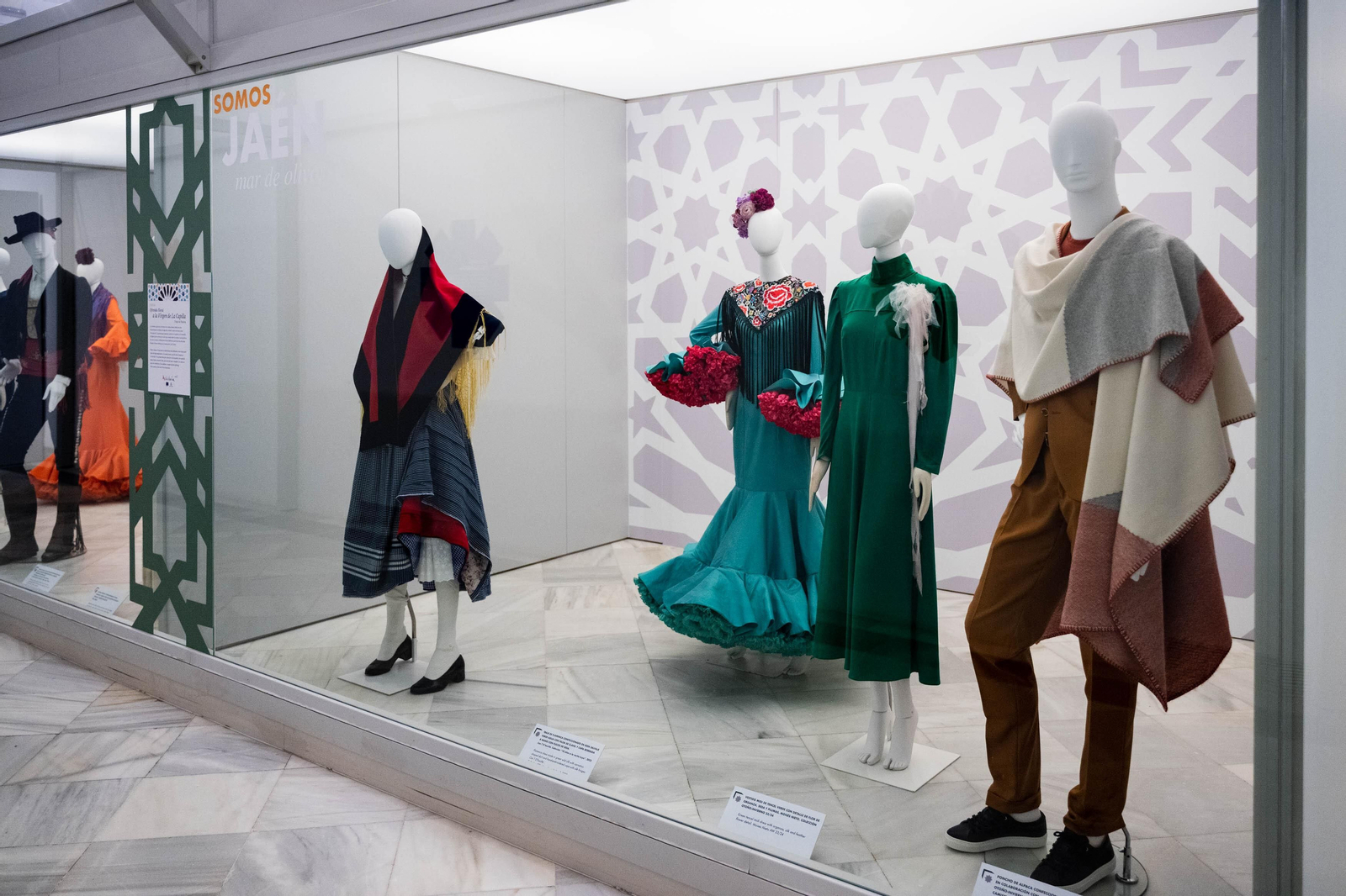 Todos los detalles de los diseños de la exposición 'Somos abril'