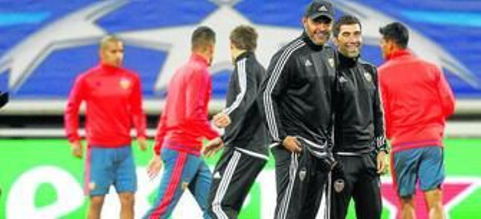 Nuno Espirito Santo y su ayudante, Rui Silva, sonrientes en un entrenamiento previo a un partido de Liga de Campeones.
