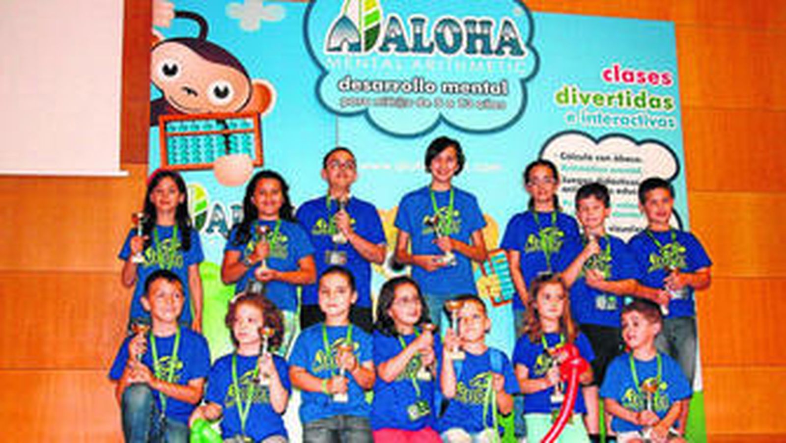 Laura Ocaña muestra una de las camisetas, la diseñada para los niños.