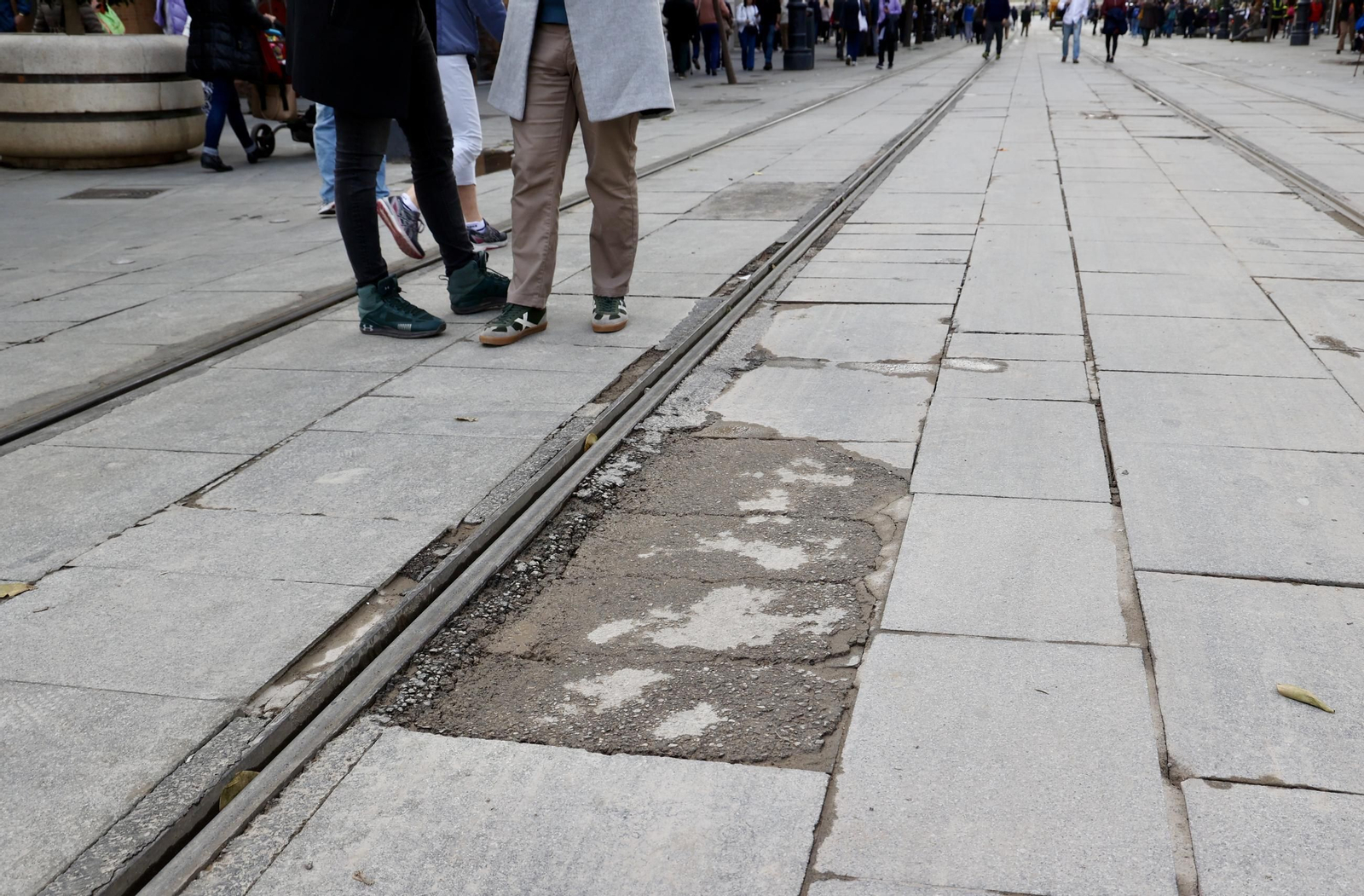 Mal estado del pavimento en la Avenida de la Constitución