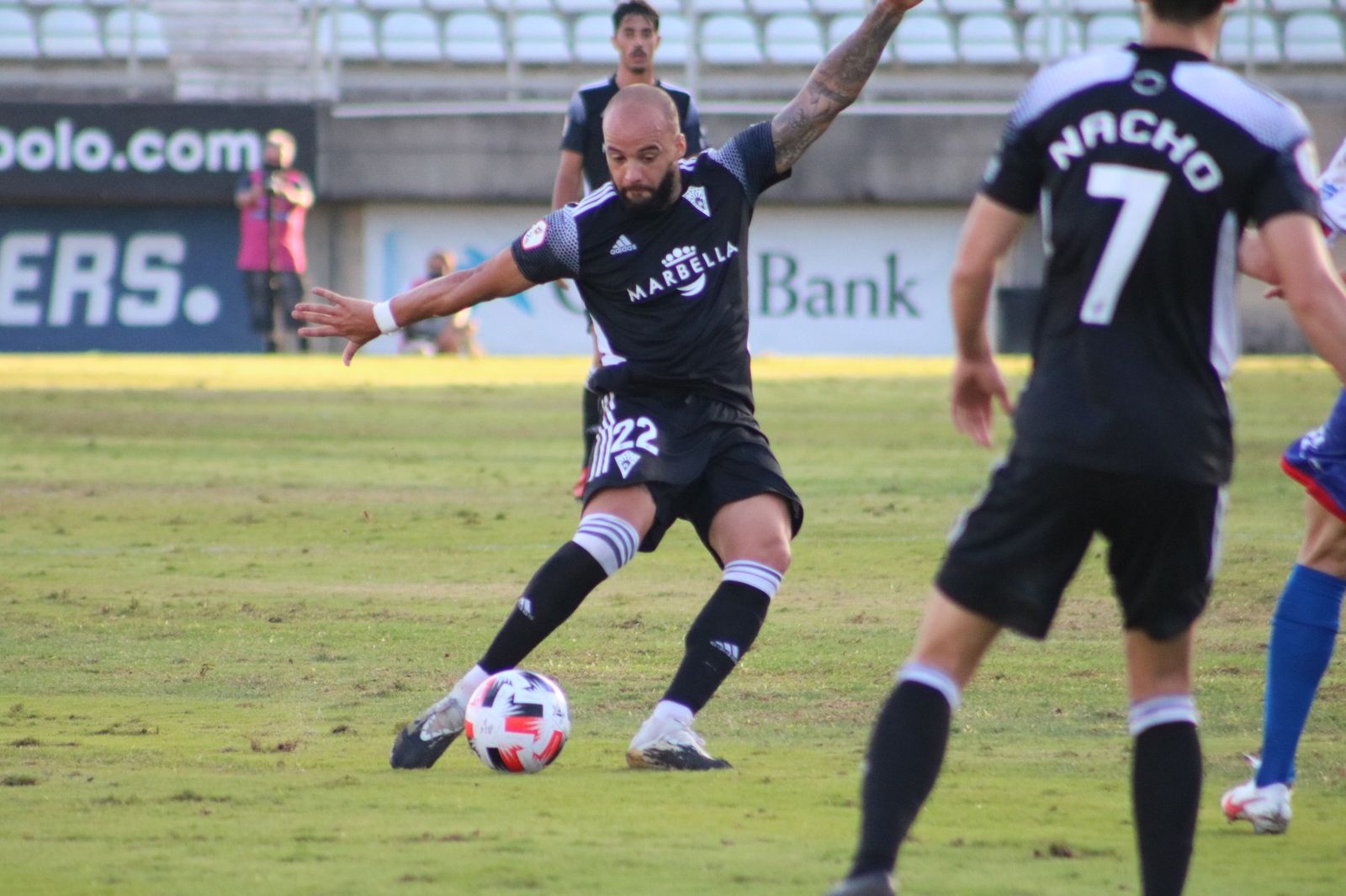 Edu Ramos prueba el disparo ante el Algeciras.