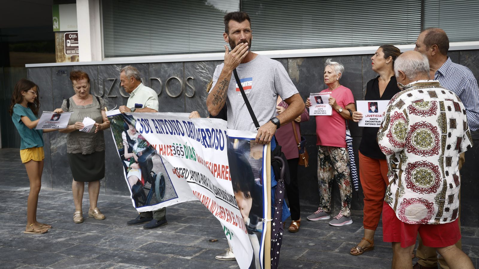 Antonio Ángel Barroso, padre del menor desaparecido, en una concentración de protesta.