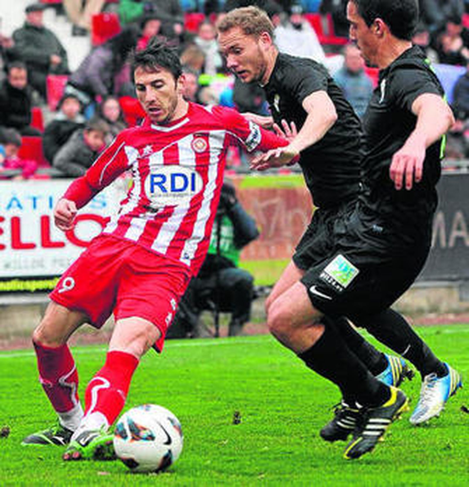Seone y Pedro intenta cortar el avance de Jandro.