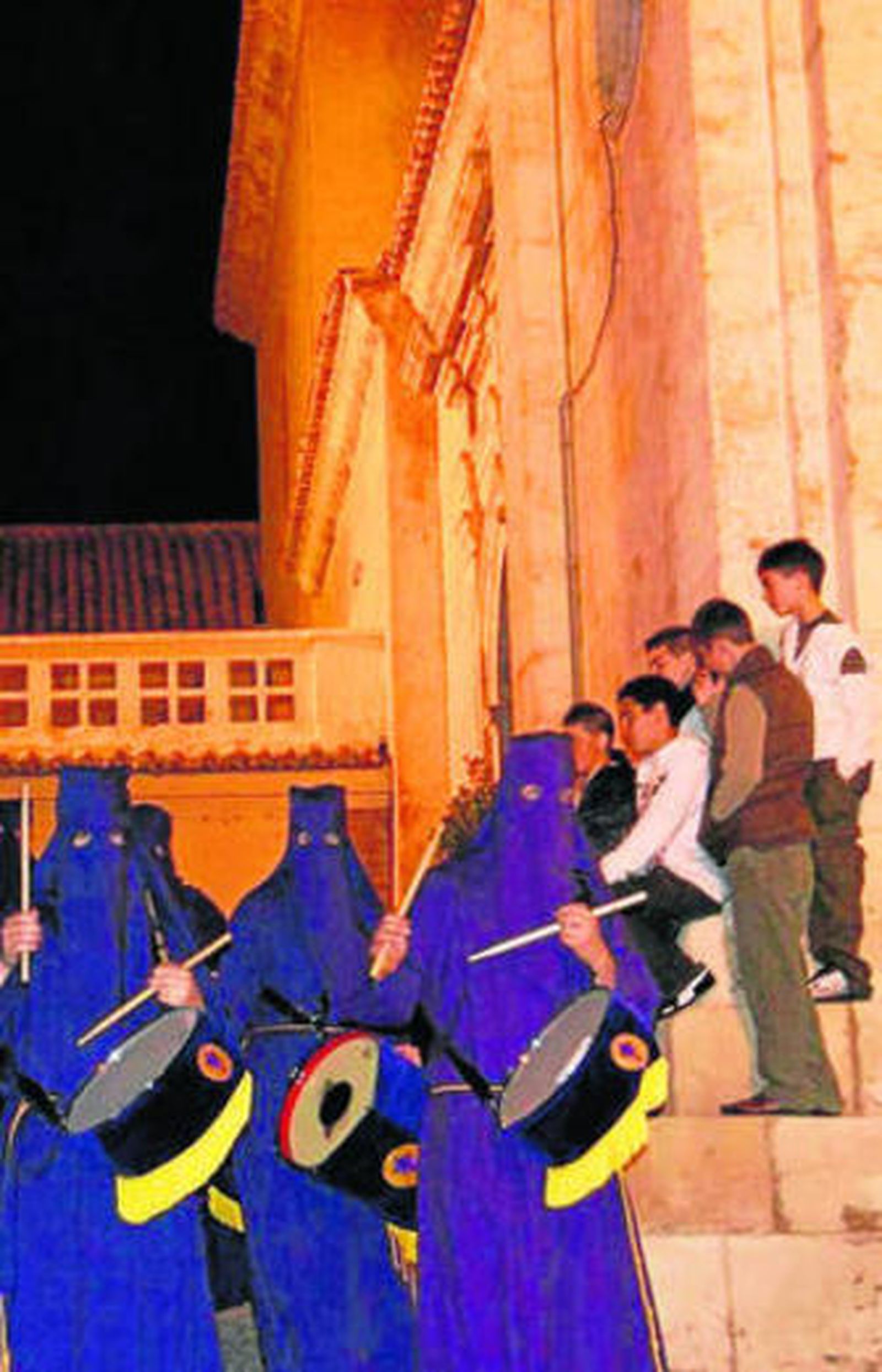 Tres tamborileros ante la mirada de los fieles.