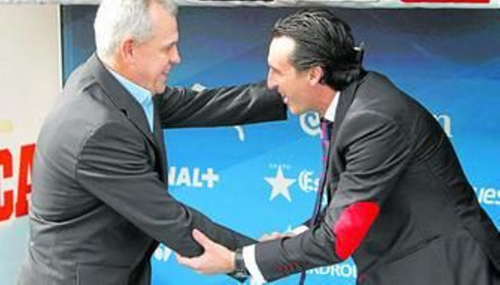 Javier Aguirre estrecha la mano de Unai Emery en el banquillo sevillista antes de comenzar el partido en Cornellà-El Prat.