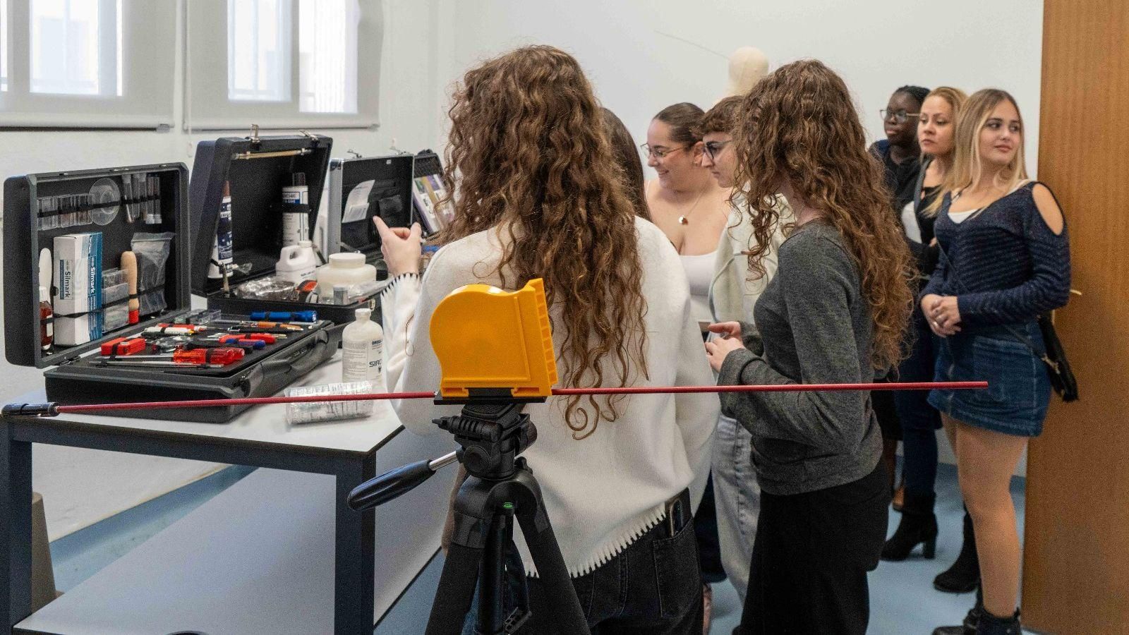 Los estudiantes observan el material forense del curso ‘Tras la huella del crimen’