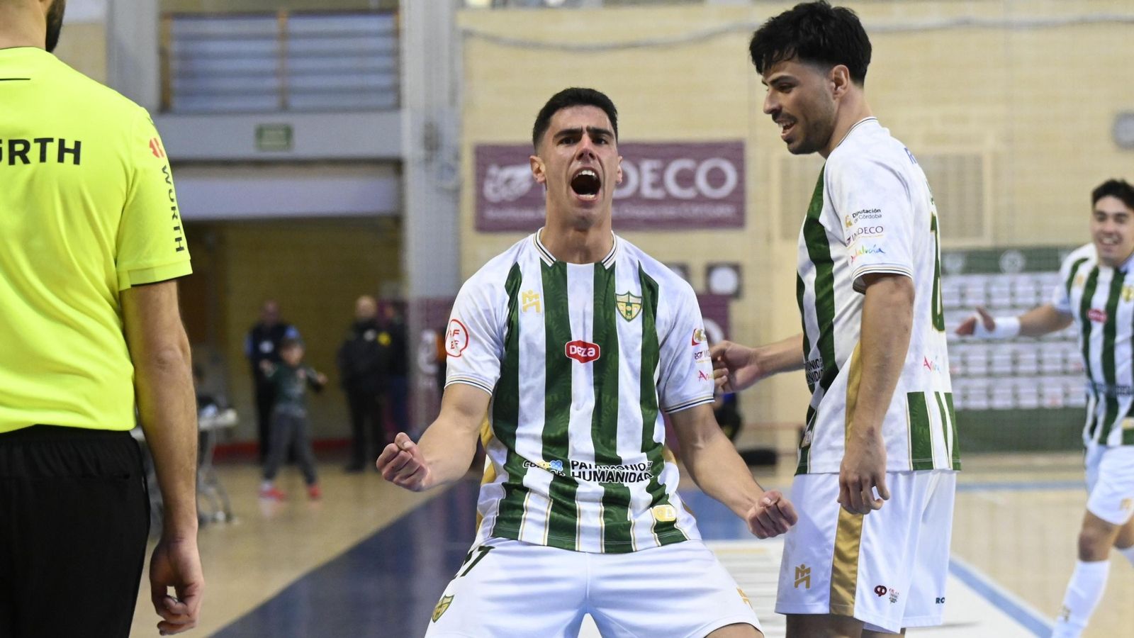 Carlos Gómez celebra su gol junto a Nicolás.