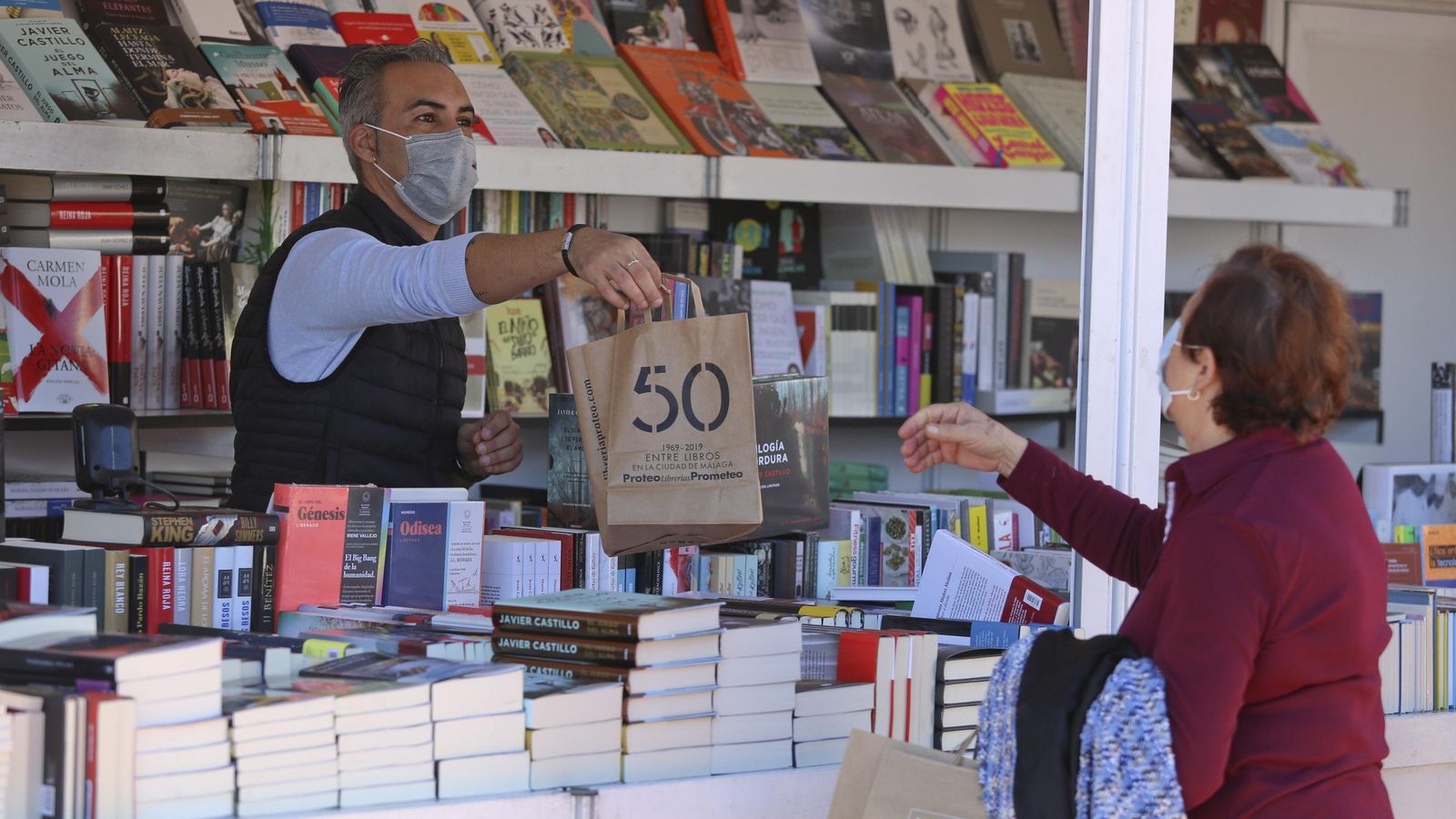 Una clienta compra en la caseta de la librería Proteo. Una clienta compra en la caseta de la librería Proteo.