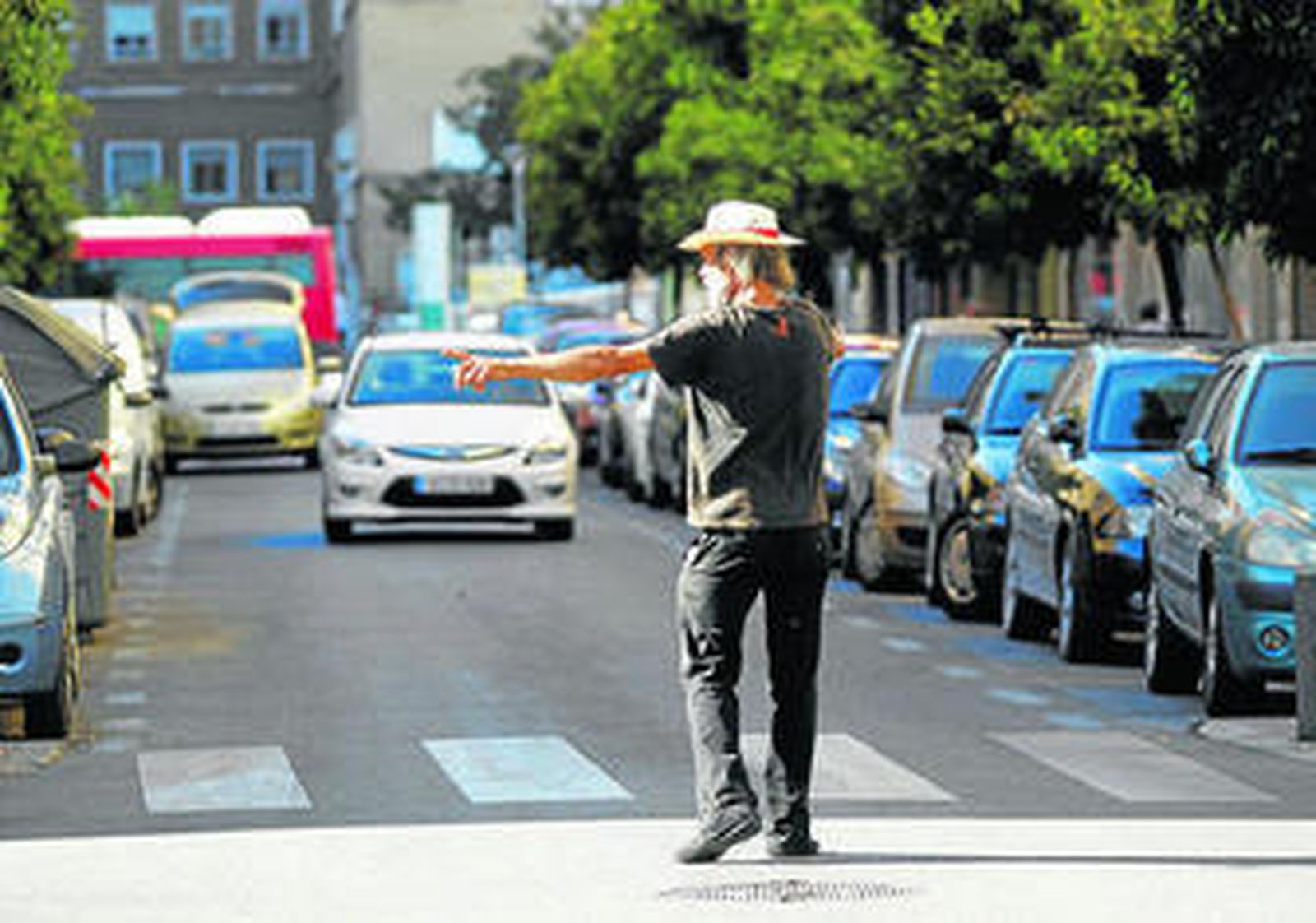 Los gorrillas han vuelto a Bami en verano por las tardes cuando no hay zona azul. Un aparcacoches ilegal, ayer.