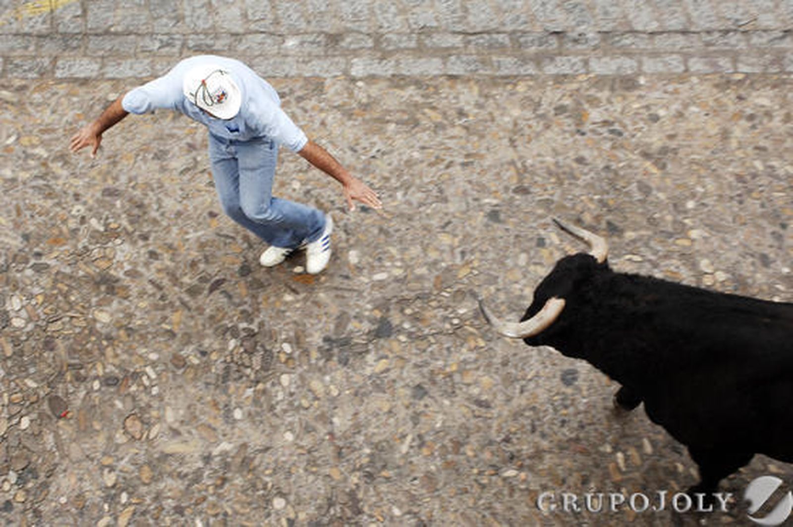 Un hombre resultó herido grave por una fuerte cornada en el abdomen en Arcos. Vejer, Paterna o Benamahoma también vivieron su fiesta

Foto: Ramon Aguilar