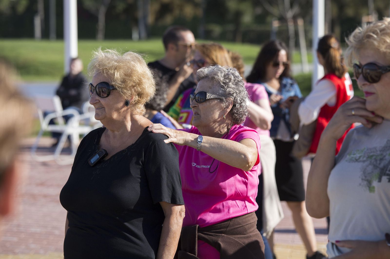 Mayores hacen ejercicio en un parque.