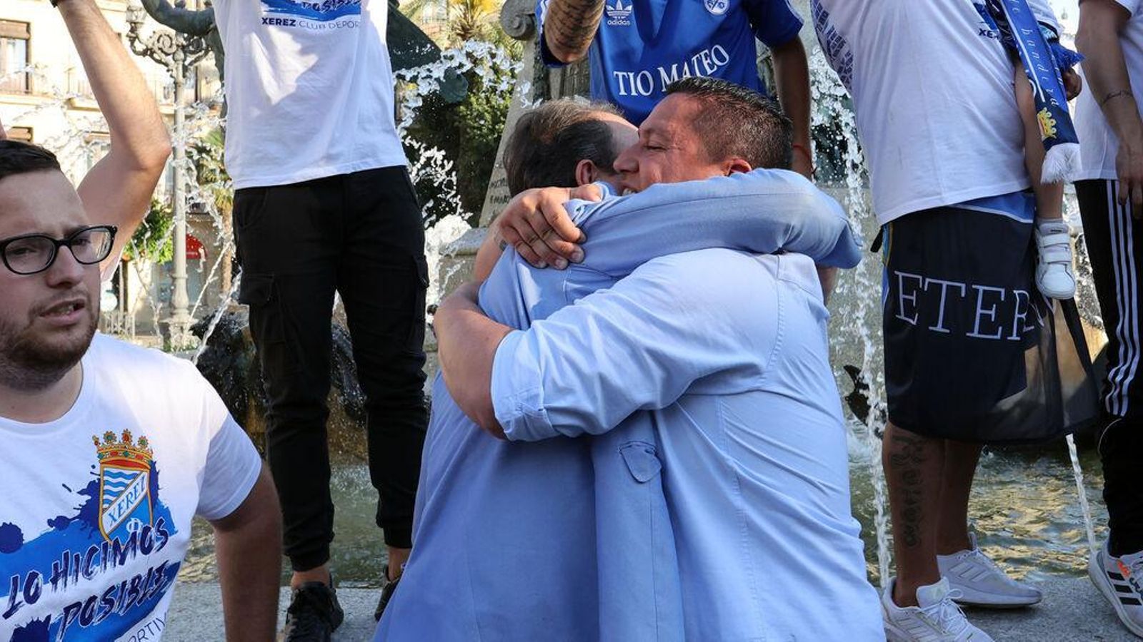 Rondán y Garrido se funden en un abrazo en la Plaza del Arenal.