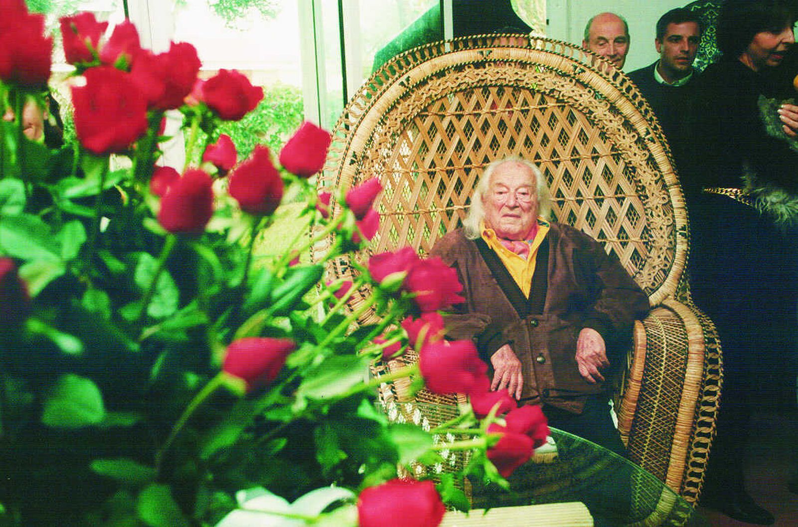 Rafael Alberti, durante uno de sus cumpleaños en su casa de Las Viñas.