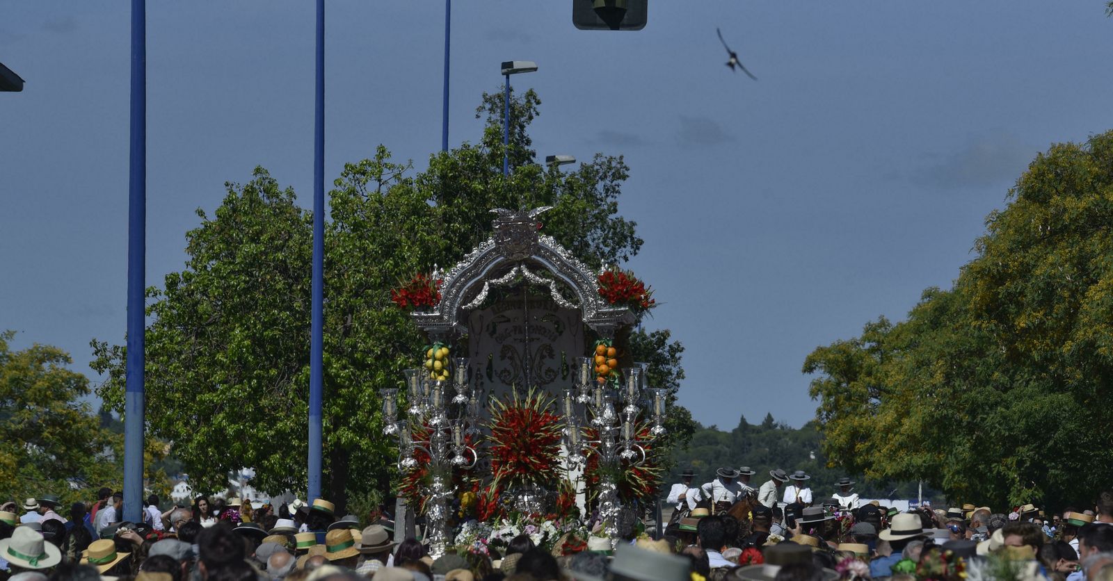La salida de la Hermandad del Rocío de Triana, en imágenes