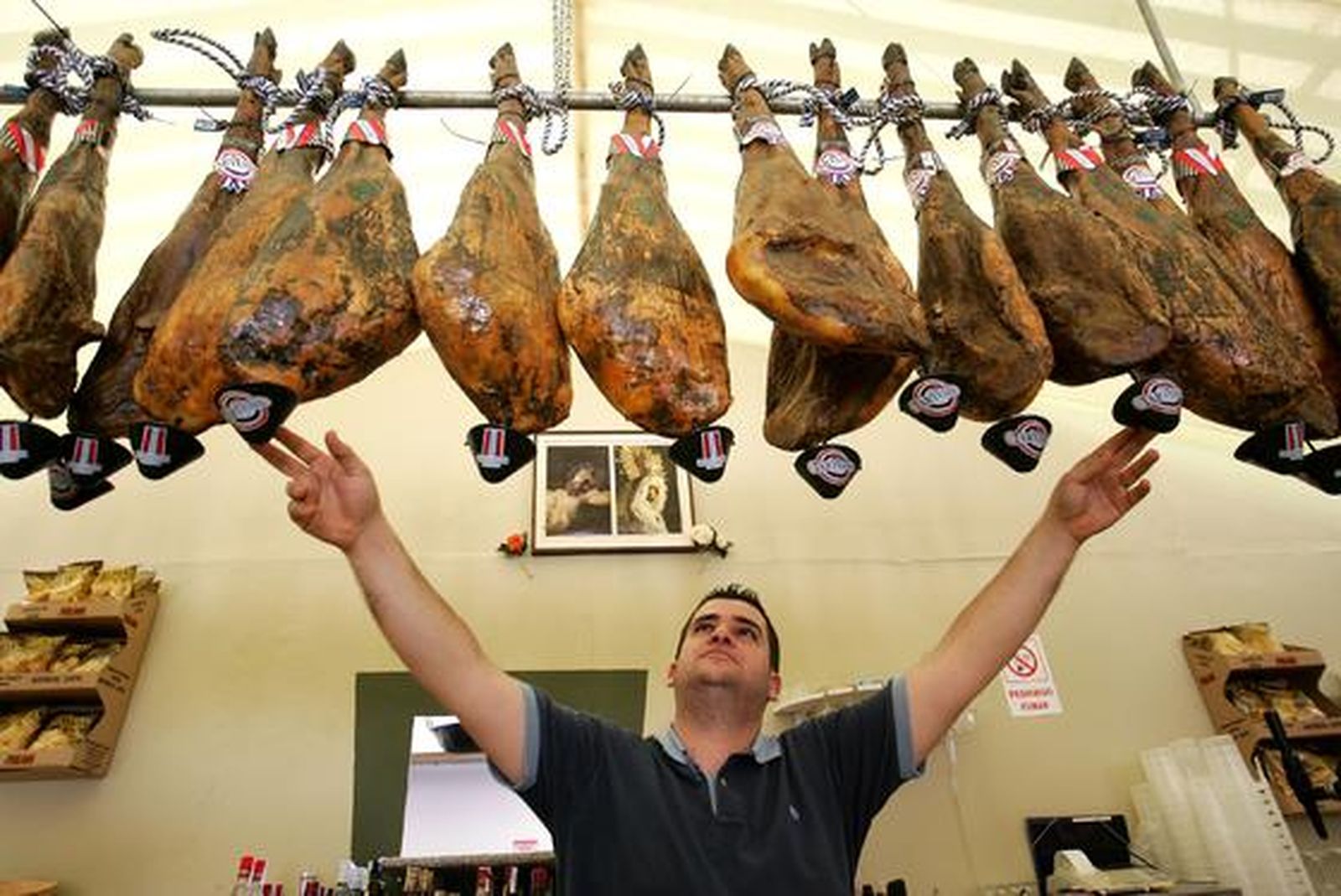 Jamones colgando en la caseta de la hermandad de la Soledad. El plato estrella no faltará en esta caseta

Foto: Pascual