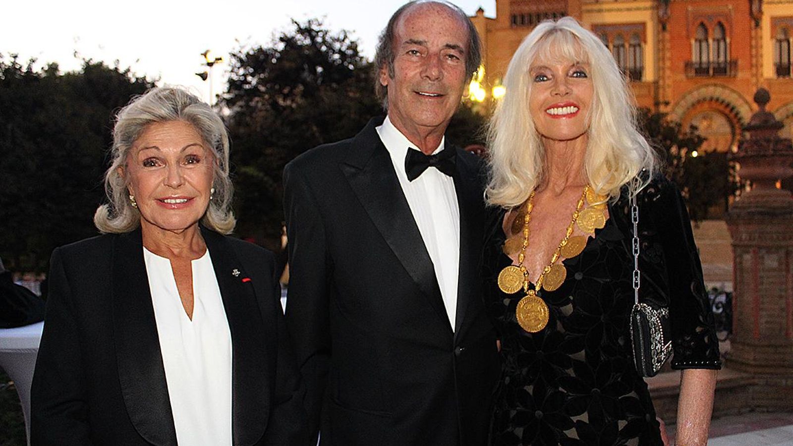 Beatriz de Orleans con Luis Ortiz y Gunilla von Bismarck en una fiesta en Sevilla Beatriz de Orleans con Luis Ortiz y Gunilla von Bismarck en una fiesta en Sevilla