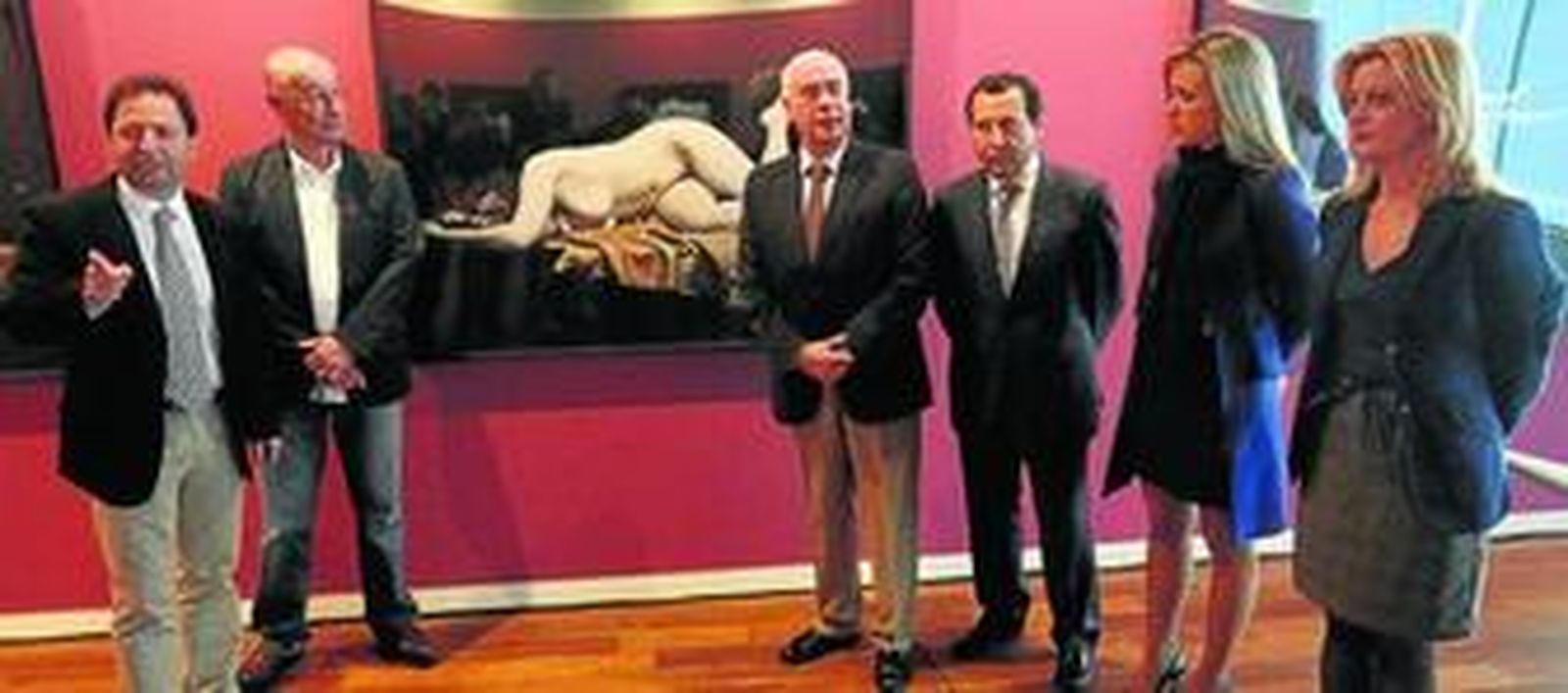 Sebastián Rueda, Pablo Juliá, Luciano Alonso, José Luis Ruiz Espejo, Patricia Alba y Montserrat Reyes, en la inauguración de la muestra de Nadav Kander en el Palmeral de las Sorpresas.