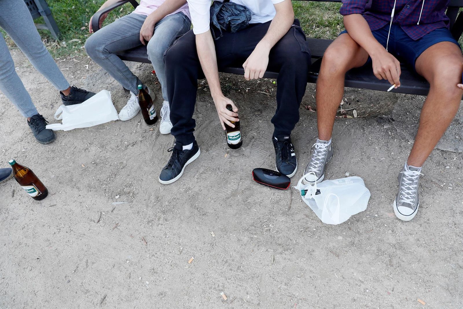 Imagen de archivo de unos jóvenes en un parque de Madrid.