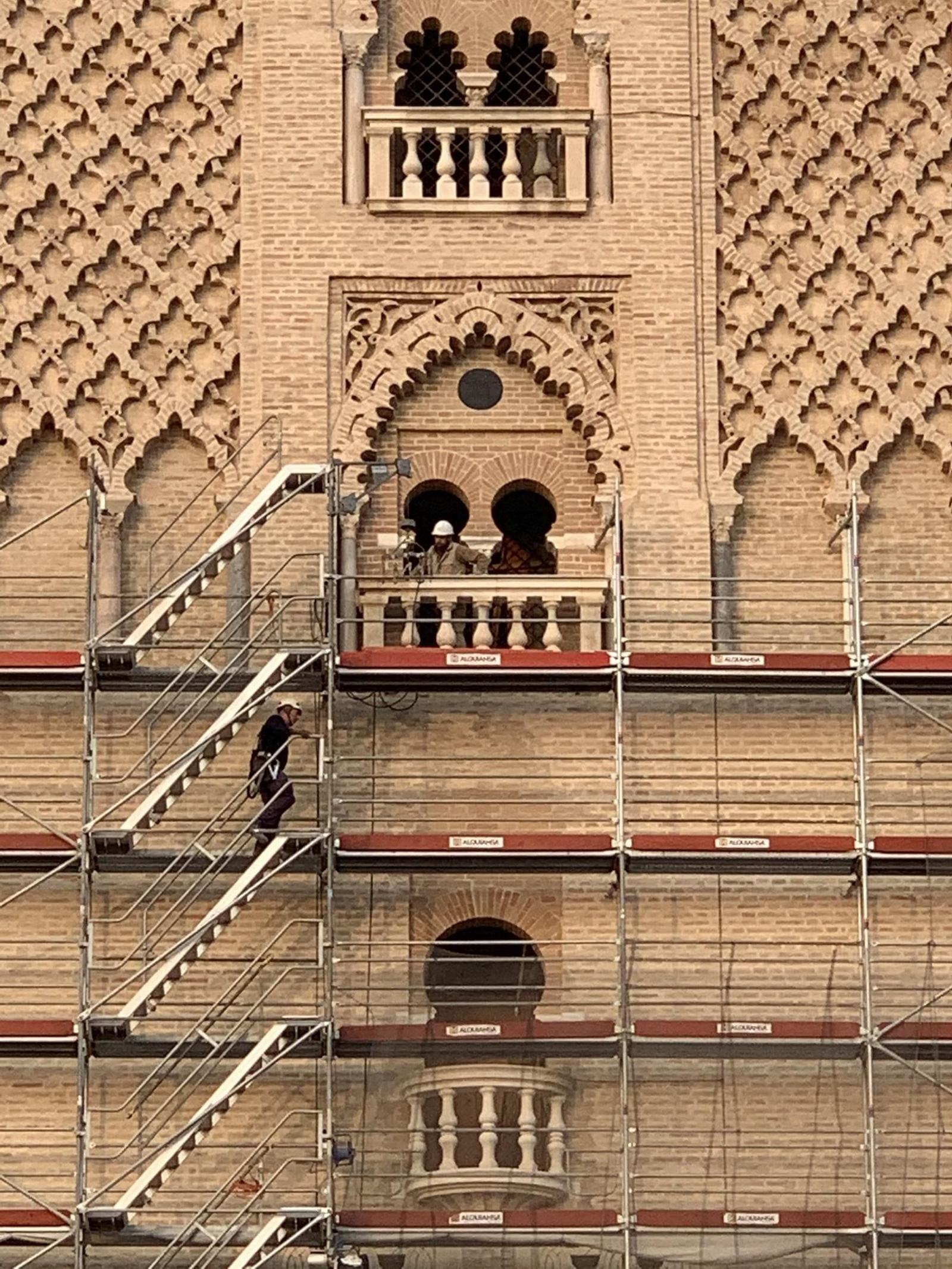 El andamio instalado en la cara este de la Giralda.