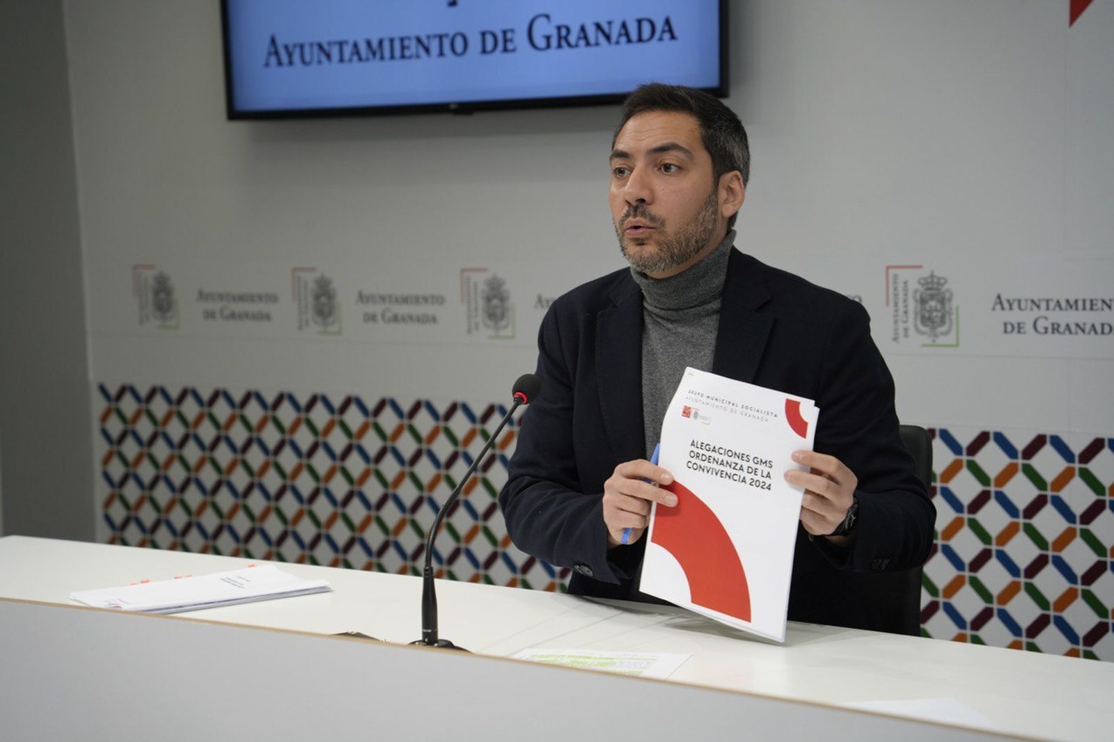 Eduardo Castillo en la presentación de las alegaciones a la Ordenanza de Convivencia