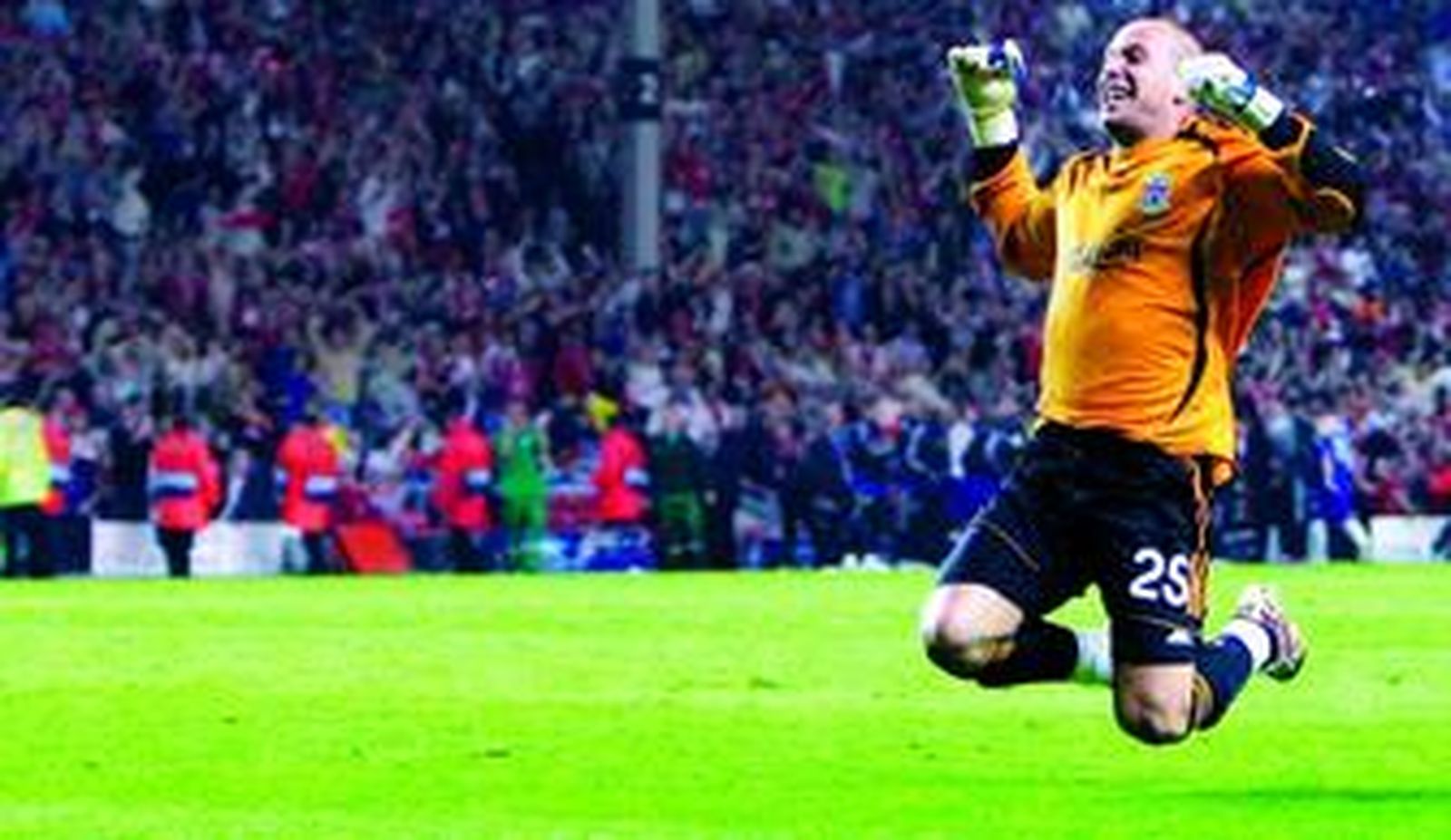 El cordobés Pepe Reina festeja el triunfo del Liverpool ante el Chelsea en la semifinal de la Liga de Campeones del 2007.