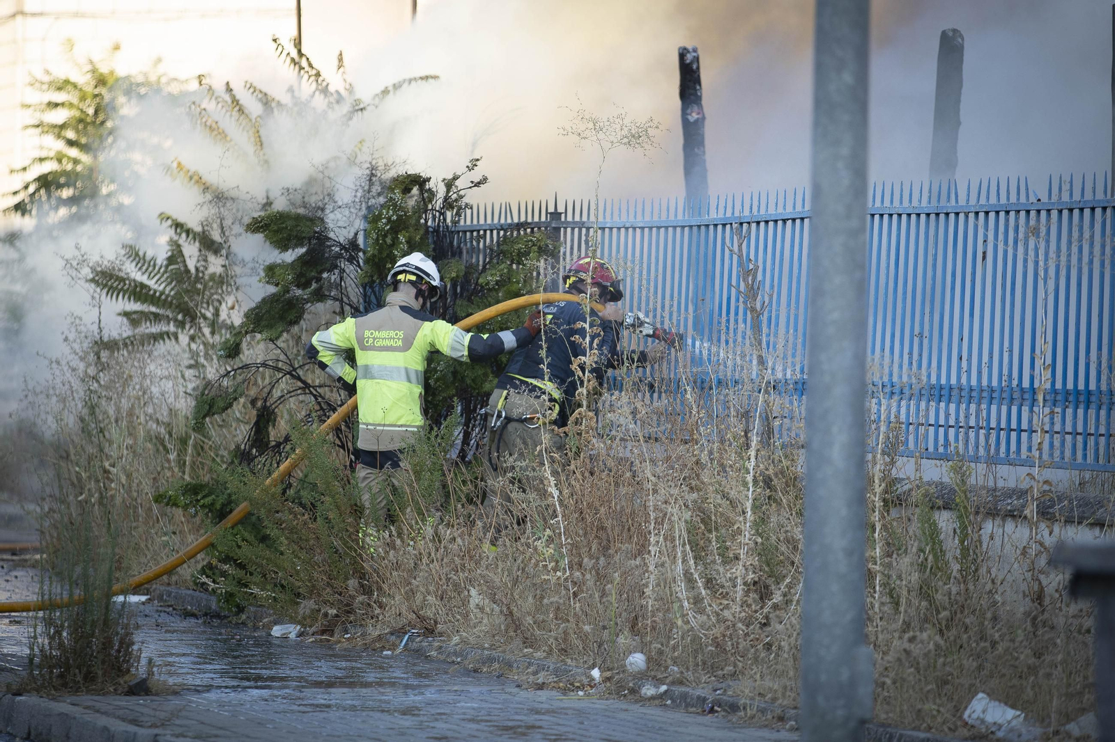 Los Bomberos de Granada trabajan en la extinción de un incendio en el Polígono Asegra: las imágenes