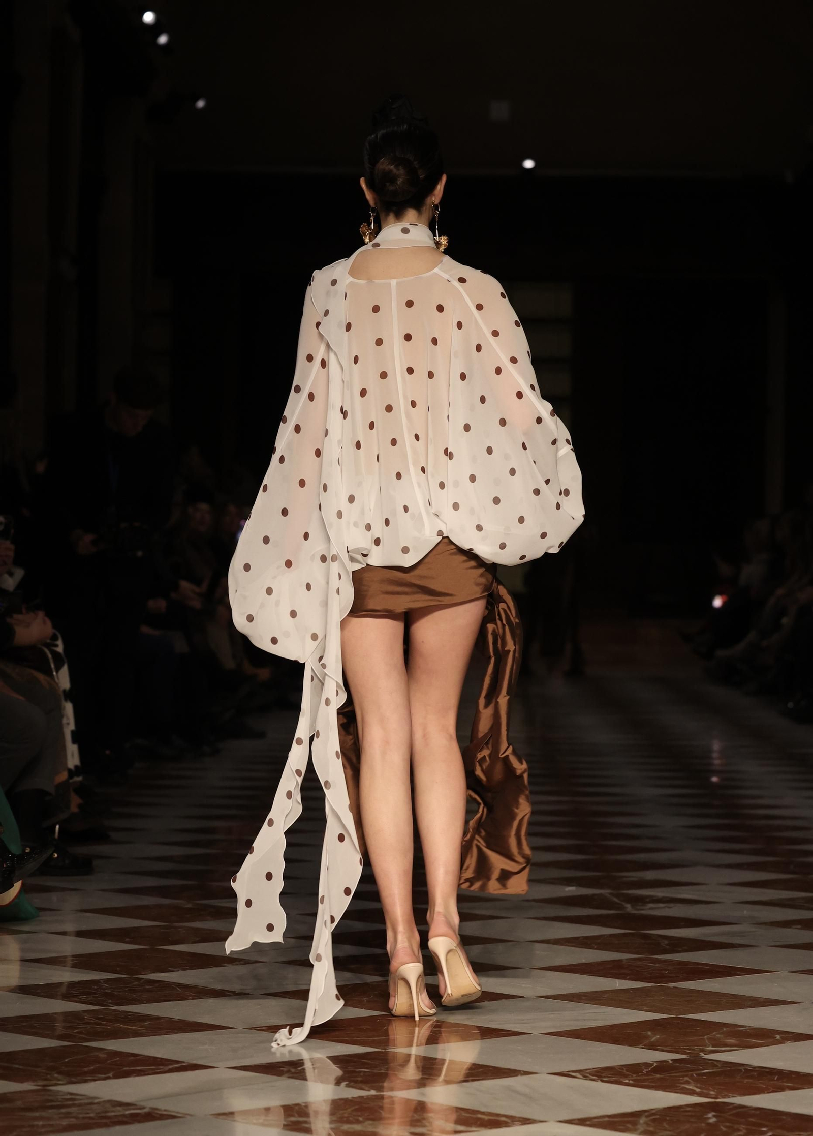 Desfile de Juana Martín en el Archivo de Indias de Sevilla