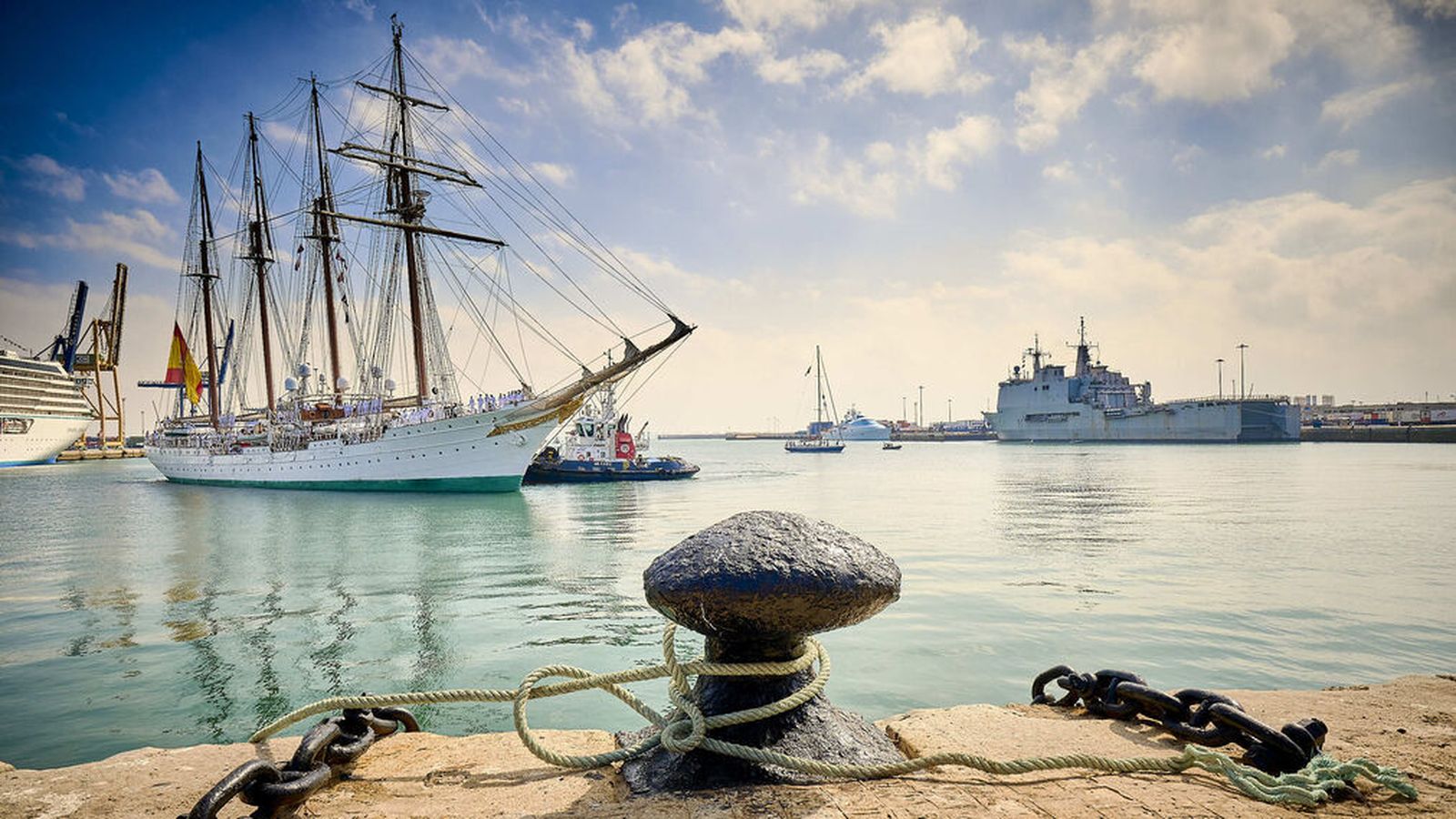La jornada ofreció imágenes espectaculares de la llegada del Elcano al puerto de Cádiz