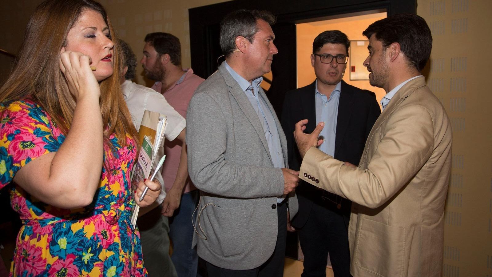 Beltrán Pérez dialoga con Juan Espadas y Álvaro Pimentel, en presencia de Susana Serrano.