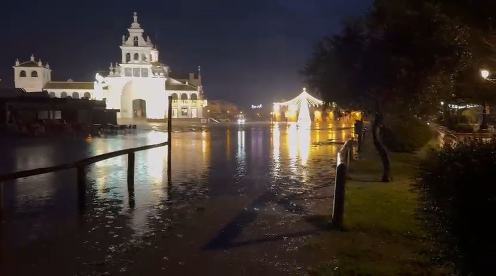 La tromba de agua de este sábado deja inundados los aparcamientos de la ermita del Rocío