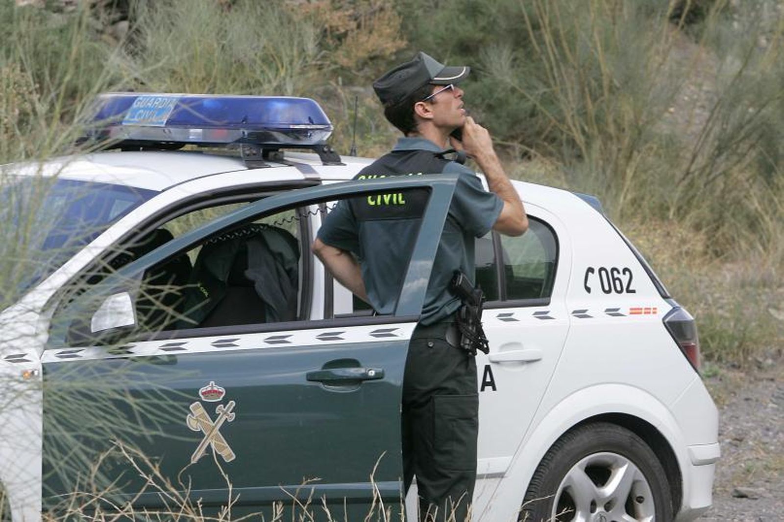 Un guardia civil realizando labores de rastreo.