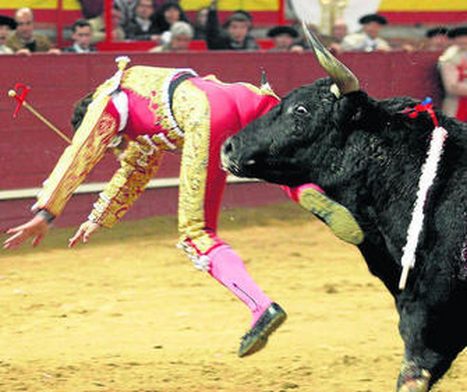 Curro Díaz fue cogido por el toro que abrió plaza, aunque afortunadamente no llegó a herirle.