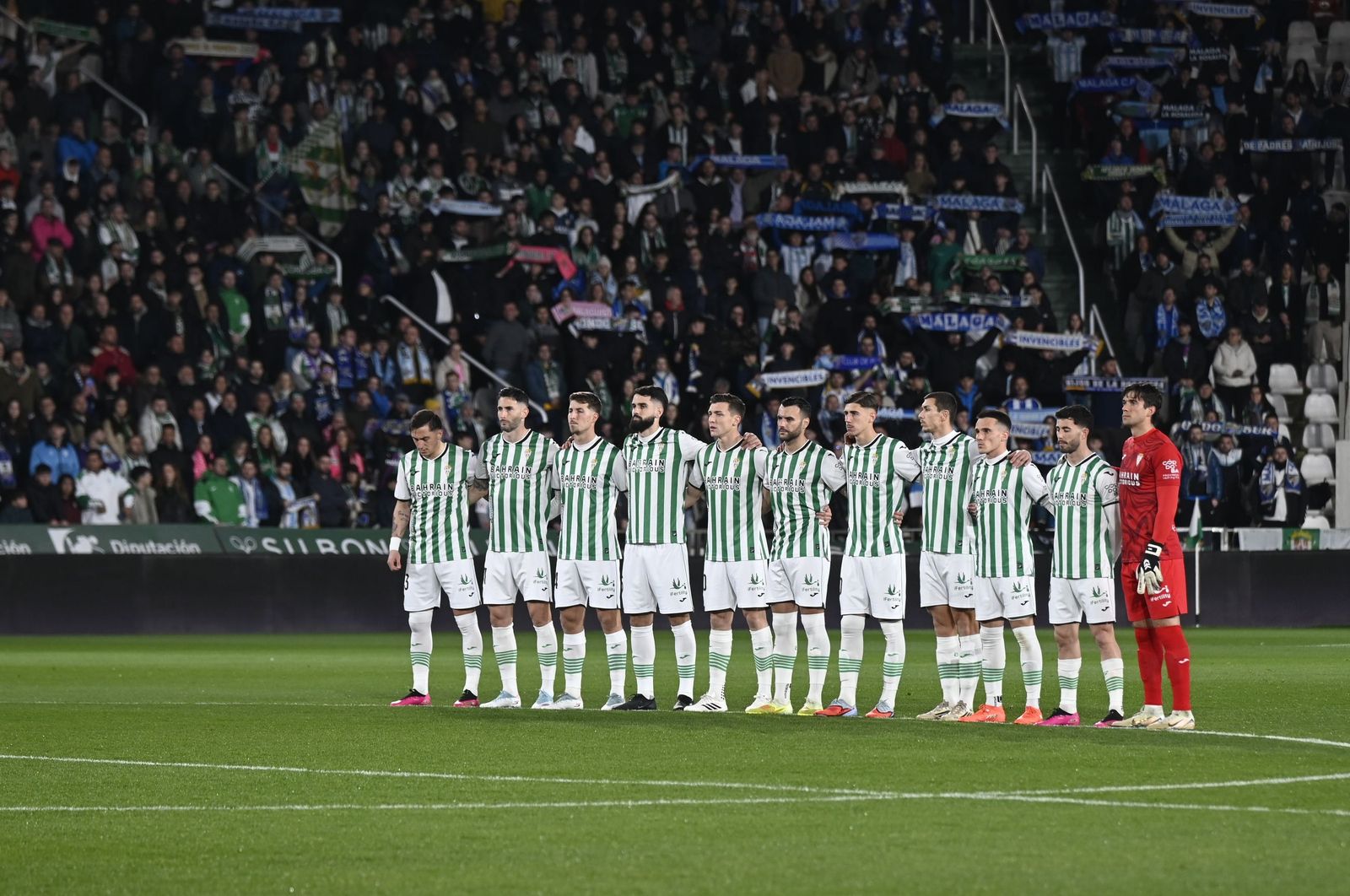 Los jugadores del Córdoba CF, durante un minuto de silencio en El Arcángel.