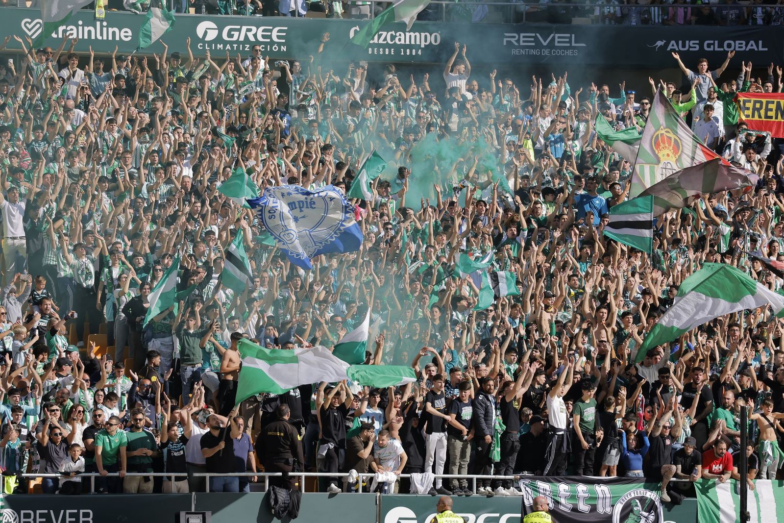 Las fotos del entrenamiento del Betis a puerta abierta