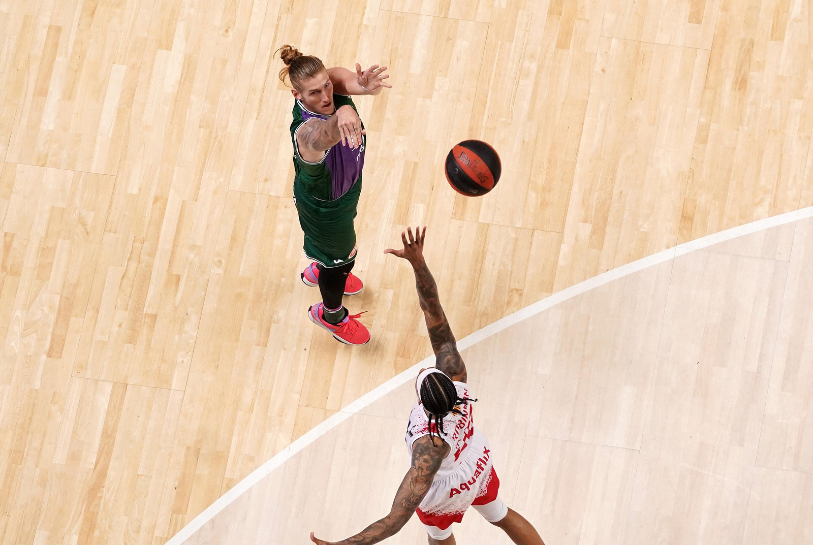 Osetkowski lanza a canasta.