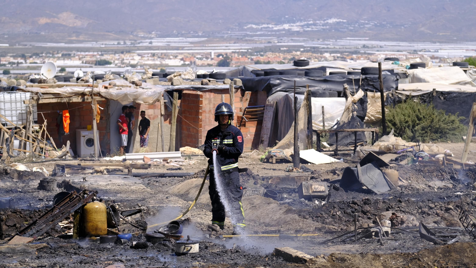 Fotogalería incendio asentamiento de chabolas en Atochares-Níjar (Almería)