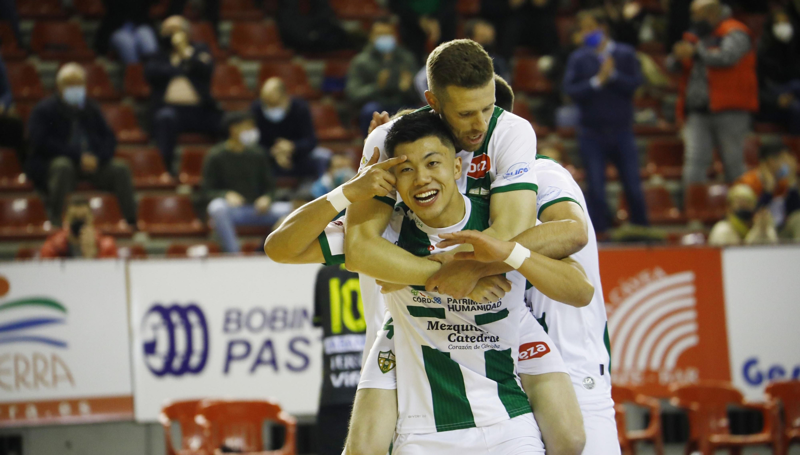 Shimizu es abrazado por Cordero tras anotar un gol en la recién finalizada temporada.